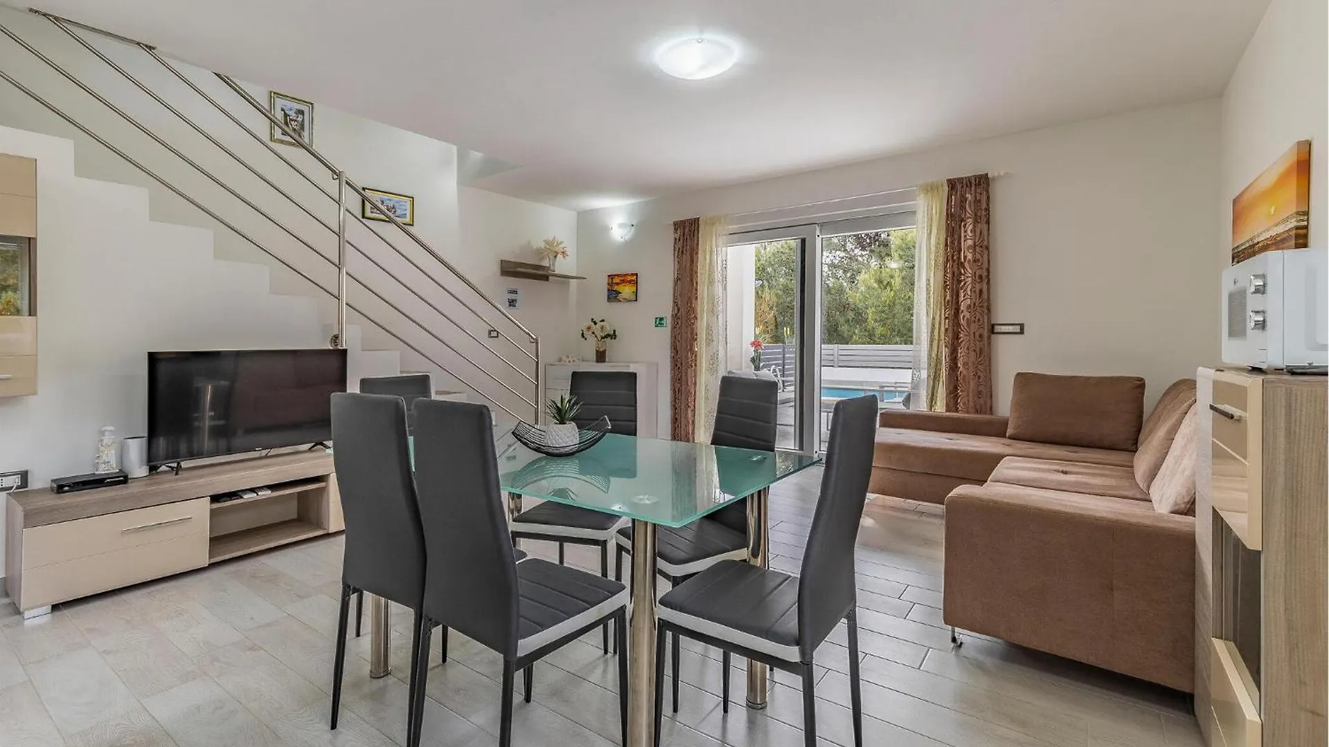 Amazing Home In Liznjan With Wi-Fi